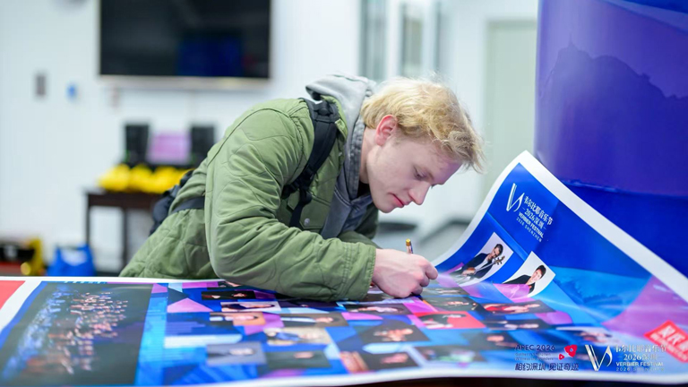 舞台上下，皆沉浸！青年钢琴家马洛费耶夫的韦尔比耶深圳之行